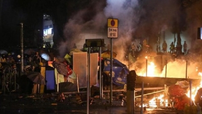 Hong Kong, policia shpërthen Politeknikun e okupuar nga protestuesit, reagon SHBA