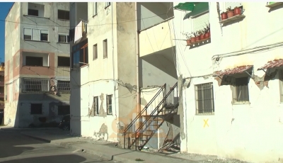 Banorët në Durrës kthehen në pallatin e dëmtuar nga tërmeti: Nuk kemi zgjidhje tjetër…