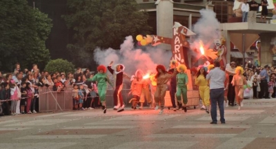 Karnavalet mbërrijnë në Korçë, dhjetëra grupe artistike ‘pushtojnë’ qytetin