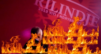 Protestuesit e Astirit i vënë flakën flamurit të ‘Rilindjes’ (VIDEO)