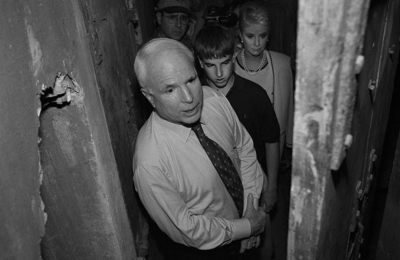 “Nuk dua të iki nga kjo botë, por nuk ankohem…”, fotoja e pabesueshme kur McCain u kap rob