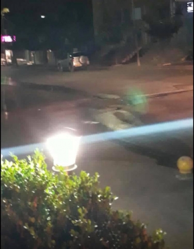 Skandali/ Ujërat e zeza pushtojnë qendrën e Roskovecit, 50m larg bashkisë