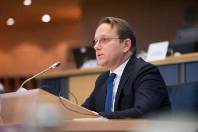 Komisioneri Varhelyi kushtëzon politikën shqiptare: Gjykata Kushtetuese të jetë gati para Konferencës së Parë Ndërqeveritare