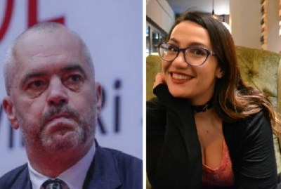 ‘’Ktheji përgjigje kësaj z. Kryeministër!”, studentja vë me shpatulla pas murit Ramën