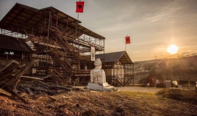 Dita e Flamurit/ Kurti publikon projektin e memorialit &#039;Adem Jashari&#039;