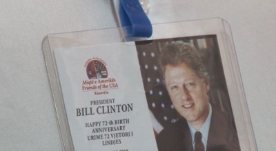 VIDEO/ Kosova i çon dhurata Bill Clintonit për ditëlindje