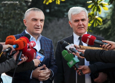 Presidenti Meta firmos dekretin për shkarkimin e Xhafajt