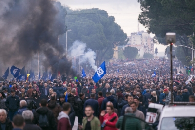 Mijëra qytetarë nga rrethet drejt Kryeministrisë, policia nis ndalimet