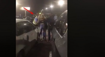 Video-skandal/ Vajzat shqiptare përleshen me policët në diskotekë