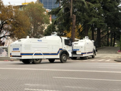 Policia nxjerr blindat dhe ndalon mediat të transmetojnë protestën para Kryeministrisë