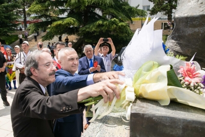 Presidenti Meta dhe kongresmeni amerikan, homazhe për nder të Azem Hajdarit