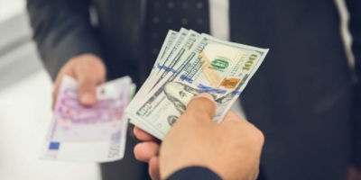 Këmbimi valutor/Euro në vendnumëro, forcohen Dollari amerikan dhe Paundi britanik