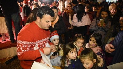 VIDEO/ Me bluzë të kuqe me motive festive, ja si bashkiaku rilindas i Gjirokastrës imiton Veliajn
