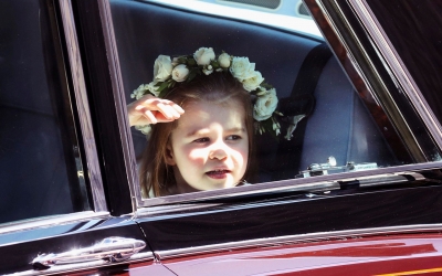 Foto/ Princi George dhe Princesha Charlotte mbërrijnë në dasmën mbretërore
