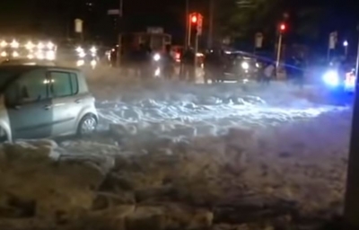 Roma nën pushtetin e stuhisë, breshëri zbardh rrugët si borë (VIDEO)