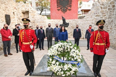 Vjosa Osmani nis vizitën zyrtare në Shqipëri, pritet nga Presidenti Ilir Meta