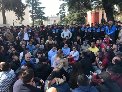 Protestuesit ulen në shesh, thirrje policëve: Hiqni kapelet, bashkohuni me ne!