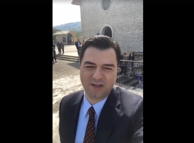 Basha uron shqiptarët për Pashkët me video live nga kisha e Shna Ndout