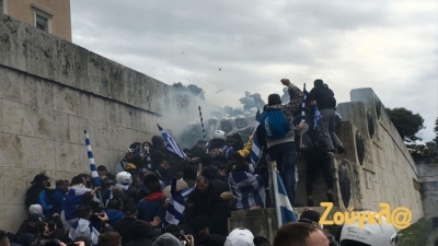Plas keq në Athinë, përleshje mes policisë dhe qytetarëve, rrethohet Parlamenti (Fotot)