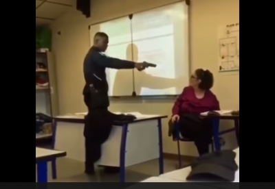 VIDEO/ Kërkon që t’i fshihet mungesa, i vë pistoletën në kokë mësueses