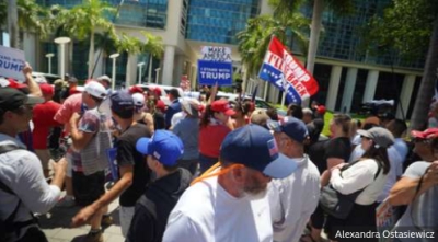 “Ne e duam Donald Trump”, qindra mbështetës të ish-Presidentit mblidhen para gjykatës në Miami