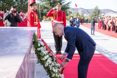 Presidenti Meta nderon kujtimin dhe sakrificat e Dëshmorëve të Atdheut