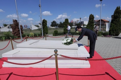 Homazhet tek varri i Ibrahim Rugovës/ Basha: Ideja e tij sot është një realitet, do të mbetet frymëzim për breza të tërë politikanësh