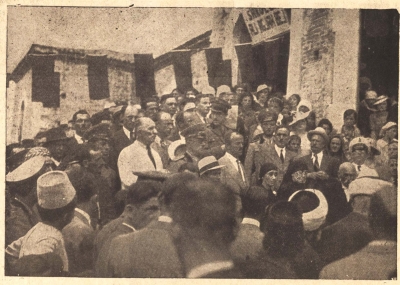 Ceremonia e përurimit të shkollës &quot;Ali Agjahu&quot; në Elbasan dhe sjelljes së eshtrave më 11.5.1937. Në foto dallohen prefekti Sadik Metra, kryetari i bashkisë Ahmet Dakli, etj