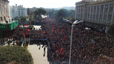 Basha-Kryemadhi: Nesër, protesta më e madhe pas rrëzimit të bustit të diktatorit Hoxha