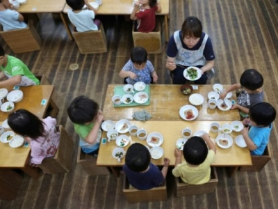 Fëmijët japonezë kampionë të shëndetit falë drekës në shkollë