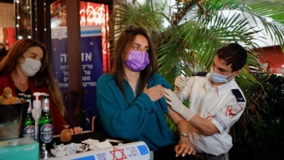 Rama ngre zhurmë me një grusht dozash, shtetet e tjera vaksinojnë edhe në lokal