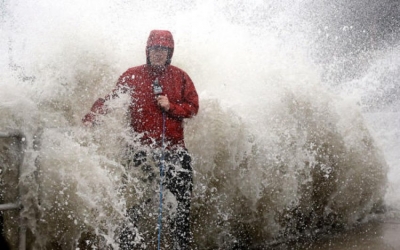 Ky është superbowl-i ynë! Gazetarët rrezikojnë jetën duke raportuar nga “syri” i stuhisë
