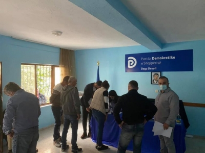 Votimi i PD në Korçë, Bardhi publikon fotot: Pjesëmarrje e jashtëzakonshme, padurimi për largimin e Ramës ndjehet kudo