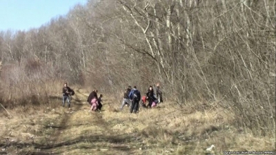 VIDEO/ Maleve drejt Greqisë, shqiptarët mesazh Edi Ramës: Na more në qafë, na le rrugëve...