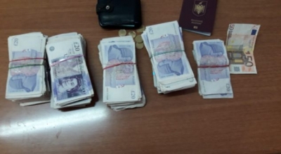 Arrestohet 40-vjeçari në Durrës, u kap me mijëra paund të padeklaruara