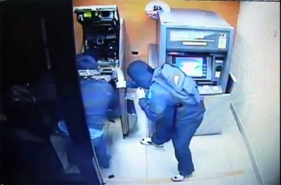 Sulmohet një tjetër bankomat parash, kapen 2 &quot;mjeshtrat&quot; e grabitjes