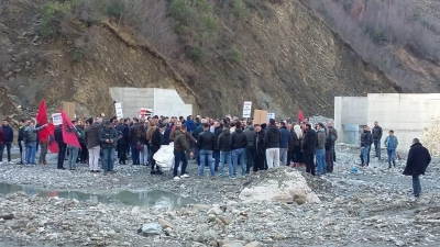 Protesta në Gramsh: Mos prekni kanionin! VIDEO