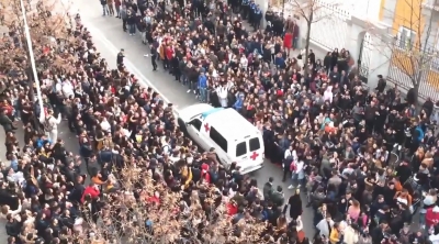 Dëgjojnë sirenat e ambulancës, studentët lirojnë rrugën