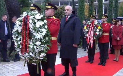Poezia/ Batuta e korçarit të famshëm Ilir Vrenozi për Ramën