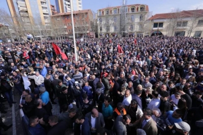 Protesta e nesërme tmerron Ramën, blindon dhe mbyll me pllaka metalike Kryeministrinë