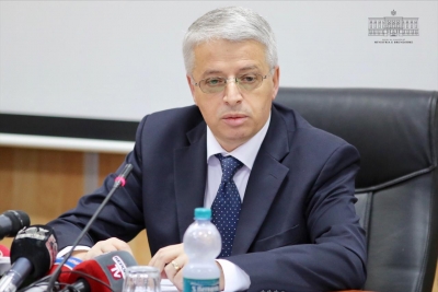 Sandër Lleshi pritet me protesta nga studentët në Durrës