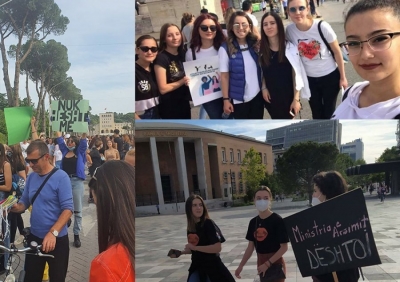 FOTO/ &#039;Mos hesht më&#039;/ Floida Kërpaçi i bashkohet protestës: Shteti ynë ka dështuar