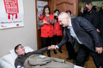 Dhurimi i gjakut/ Presidenti Meta viziton Lezhën: Shembull i shkëlqyer i solidaritetit njerëzor