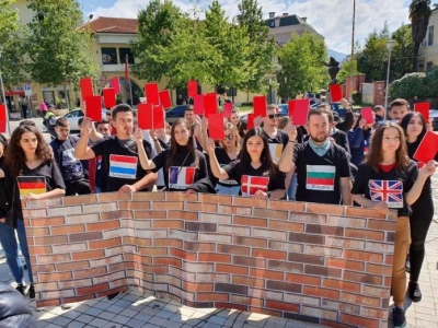 Protesta para Parlamentit/ Kryetarja e LRI, Kërpaçi: Krimi në Parlament ka detyruar rininë në emigrim