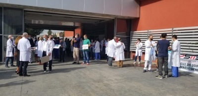 Mjekët dhe infermierët protestë të heshtur tek Urgjenca e QSUT, kirurgu: As Rama as Manastirliu nuk kanë pranuar takim, mashtruan sindikatën. Sot një orë, më tej…