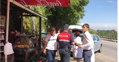 Punonjësit e AKU përplasen me tregtarët në Tepelenë (VIDEO)