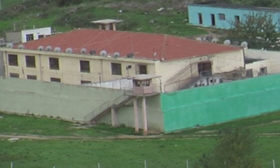 U dërgua në gjendje të rëndë në spital, vdes i burgosuri