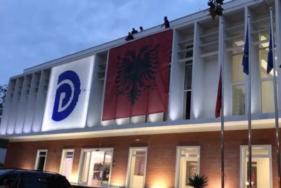 VIDEO/ Një flamur gjigant në selinë e PD si simbol i bashkimit pas tragjedisë