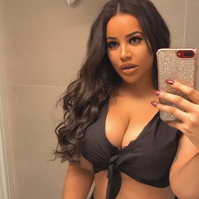 Njihuni me të dashurën “bombë” të Drake (Foto)