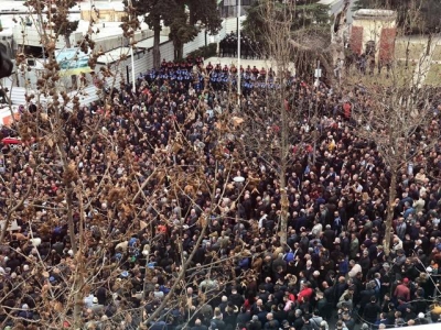 Mijërat e protestuesve mbajnë për 2 orë të rrethuar Parlamentin ilegjitim